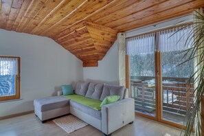 Family House, Multiple Bedrooms, Mountainside (Pool & Wellness Chalet Sunshine) | Living area