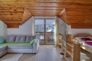 Familienhaus, Mehrere Schlafzimmer, Bergseite (Pool & Wellness Chalet Sunshine) | Wohnbereich | Flachbildfernseher, Kamin