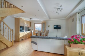 Rumah Keluarga, beberapa kamar, tepi gunung (Pool & Wellness Chalet Sunshine) | Area keluarga | TV layar datar dan perapian
