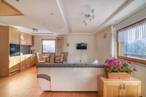 Family House, 1 Bedroom, Balcony, Mountainside (Pool & Wellness Chalet Sunshine) | Living area