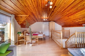 Familienhaus, 1 Schlafzimmer, Balkon, Bergseite (Pool & Wellness Chalet Sunshine) | 1 Schlafzimmer, laptopgeeigneter Arbeitsplatz, Bettwäsche