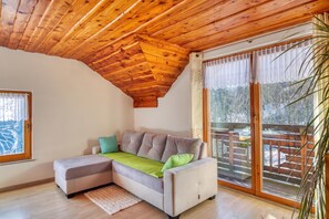 Familienhaus, 1 Schlafzimmer, Balkon, Bergseite (Pool & Wellness Chalet Sunshine) | Wohnbereich | Flachbildfernseher, Kamin