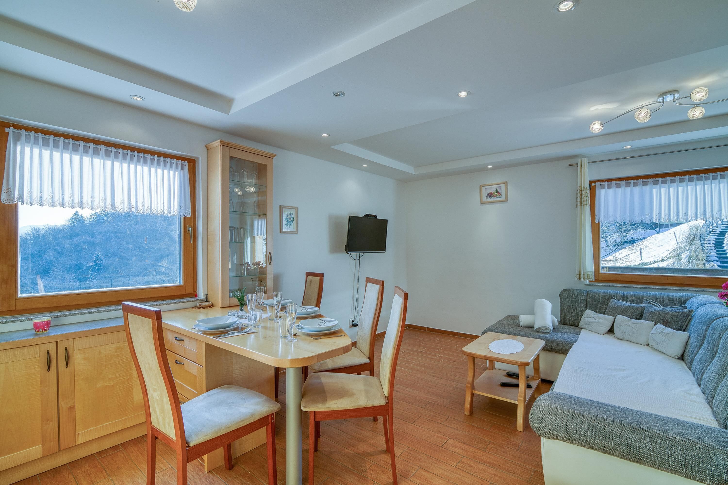 Family House, Multiple Bedrooms, Mountainside (Pool & Wellness Chalet Sunshine) | Dining