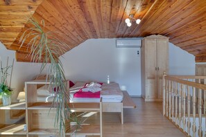 Family House, Multiple Bedrooms, Mountainside (Pool & Wellness Chalet Sunshine)