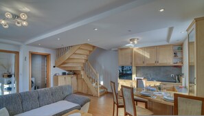 Familienhaus, Mehrere Schlafzimmer, Bergseite (Pool & Wellness Chalet Sunshine) | Wohnbereich | Flachbildfernseher, Kamin