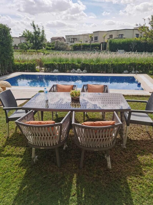 Piscina coperta, piscina stagionale all'aperto