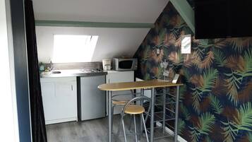 Studio phong cách cổ điển | Bếp riêng | Tủ lạnh, lò vi sóng, bếp nấu, lò nướng bánh mì
