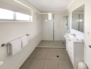 Separate tub and shower - Lillypilly Resort Apartments (Gracemere)
