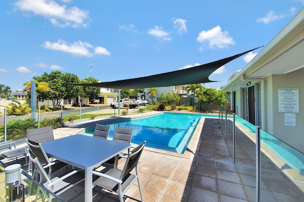 Piscina a l'aire lliure i gandules