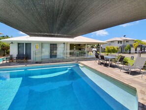 Outdoor pool, sun loungers - Lillypilly Resort Apartments (Gracemere)