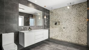 Badewanne, Regendusche, Haartrockner, Handtücher