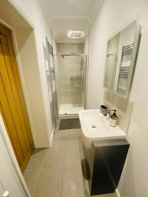 Apartment | Bathroom | Shower, hair dryer, towels, shampoo - Luxury Apartment-golden Triangle, Parking & Garden (Norwich)