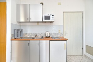 Fridge, microwave, stovetop, coffee/tea maker - Apartment 2071/34101 (Istria - Stinjan), 500m from the beach (Stinjan)