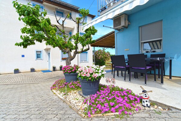 Outdoor dining - Apartment 2071/34107 (Istria - Stinjan), 500m from the beach (Stinjan)