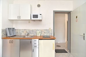 Fridge, microwave, stovetop, coffee/tea maker - Apartment 2071/34107 (Istria - Stinjan), 500m from the beach (Stinjan)