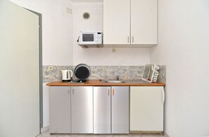 Réfrigérateur, micro-ondes, plaque de cuisson, cafetiÚre/bouilloire