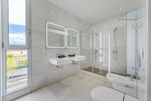 Combined shower/bathtub, hair dryer, bidet, towels