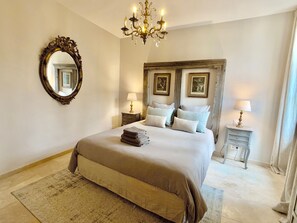 2 bedrooms, desk, iron/ironing board, free WiFi - Appartement 2 Chambres/2 Salles de Bains - Terrasse - Centre Historique (Uzès)