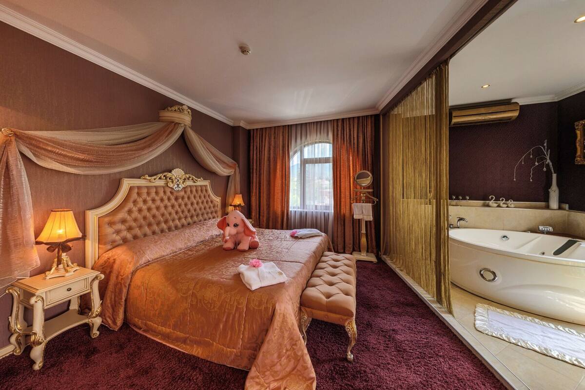 Junior Suite, Jetted Tub (Elizabeth) | Minibar, in-room safe, soundproofing, iron/ironing board