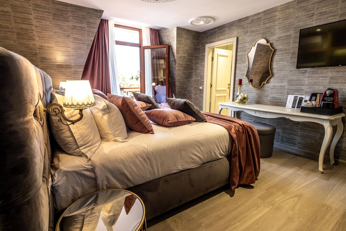 Deluxe Apartment (Italian style, Mamie) | Minibar, in-room safe, soundproofing, iron/ironing board