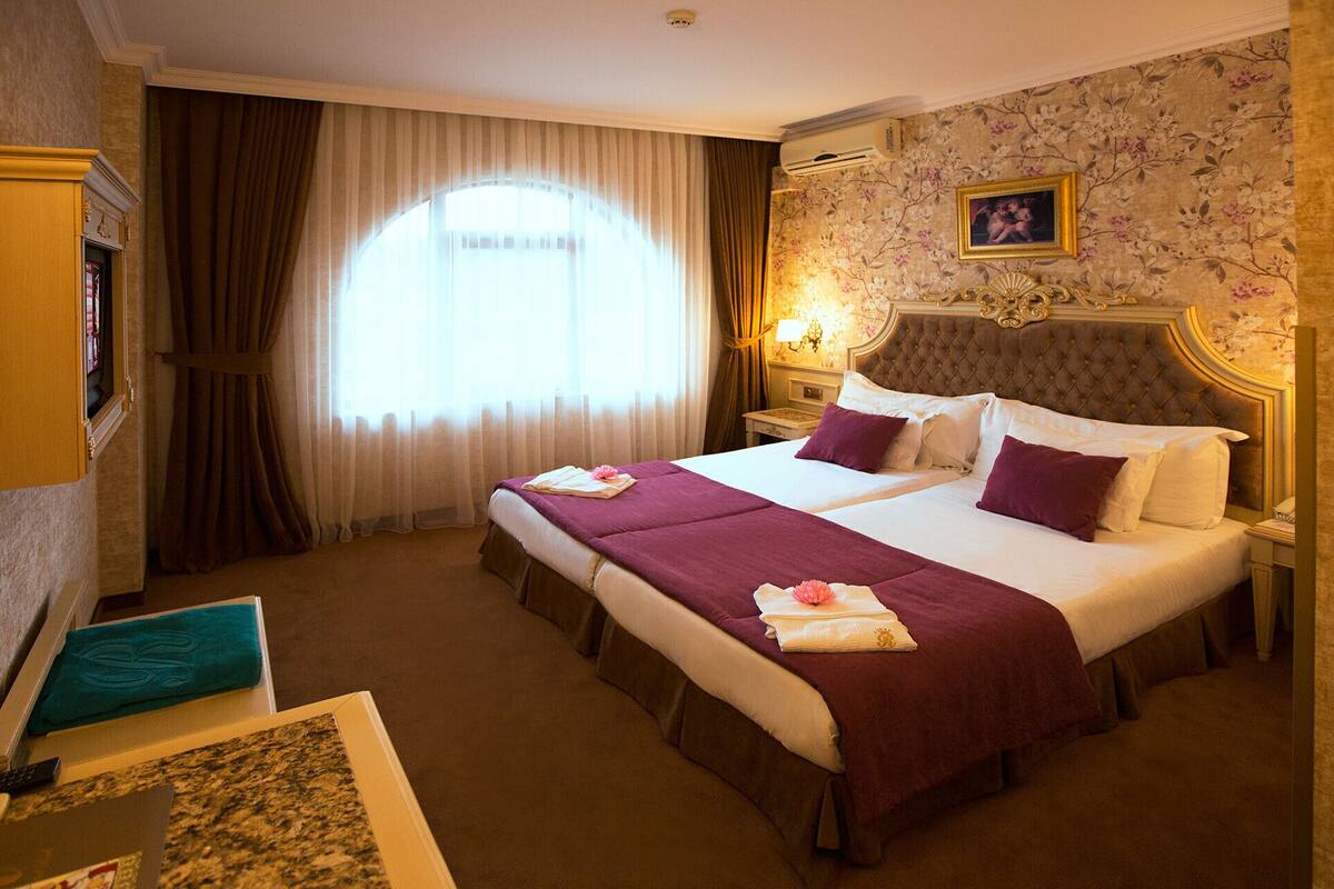 Luxury Room | Minibar, in-room safe, soundproofing, iron/ironing board