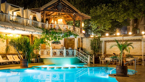 Piscine intérieure, piscine extérieure