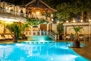 Una piscina cubierta, una piscina al aire libre