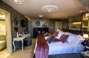 Deluxe Apartment (Italian style, Mamie) | Minibar, in-room safe, individually decorated, individually furnished - SPA Hotel Rich (Velingrad)