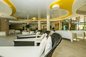 Bañera de hidromasaje cubierta