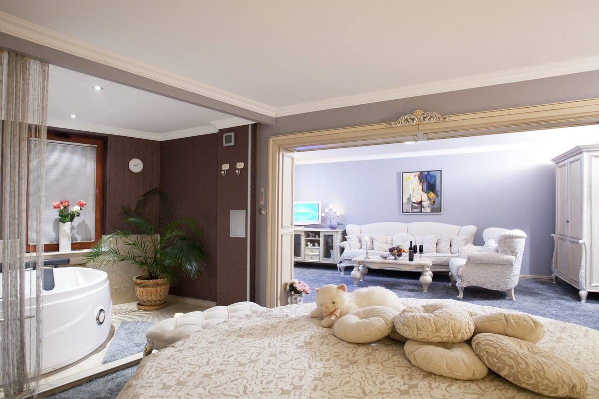 Junior Suite, Jetted Tub (Diana) | Minibar, in-room safe, soundproofing, iron/ironing board