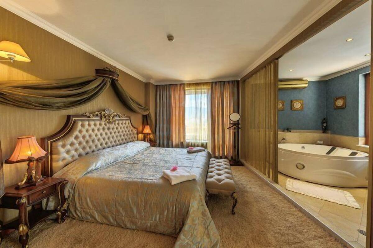 Junior Suite, Jetted Tub (Lui) | Minibar, in-room safe, soundproofing, iron/ironing board