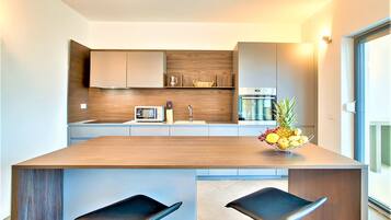 Frigorifero, microonde, forno, piano cottura