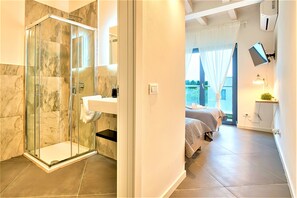 Combined shower/bathtub, hair dryer, bidet, towels
