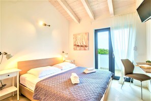 3 bedrooms, in-room safe, iron/ironing board, free WiFi