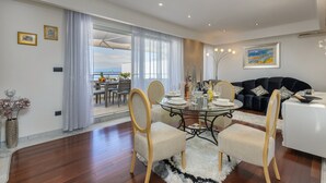 Un espace repas comprenant une table ronde, des chaises et une vue sur l’extérieur.