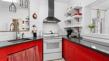 Frigorífico, microondas, horno y lavavajillas