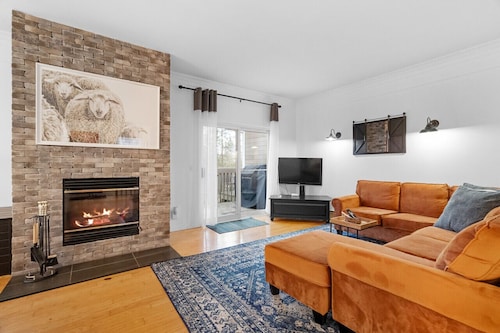 Le Champetre Tremblant 2bdrs Condo w/ Fireplace