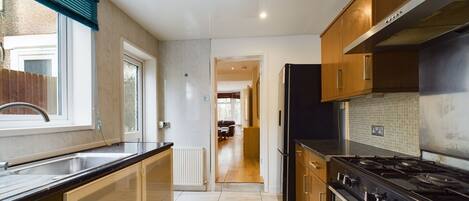 Frigorífico, microondas, horno y placa de cocina