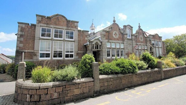 A historic building with a stone facade, large windows, and a clock tower. - Luxury duplex flat in central Falmouth with parking (Falmouth)