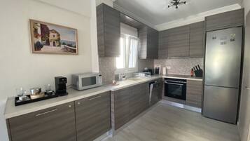 Geladeira, micro-ondas, fogão, cooktop