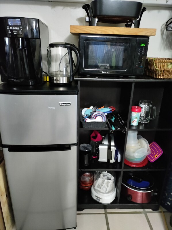 Fridge, microwave, cookware/dishes/utensils, ice maker