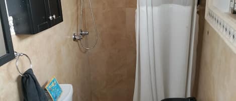 Regadera, secadora de cabello, toallas, jabón