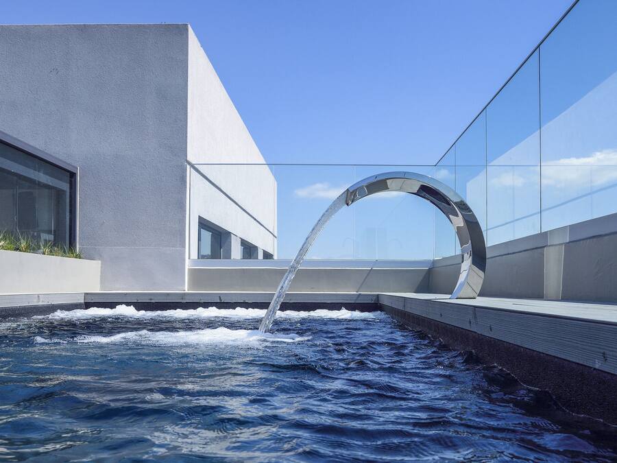 Piscina externa sazonal, guarda-sóis, espreguiçadeiras