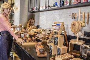 Petit déjeuner buffet servi les week-ends (20 EUR par personne)