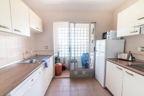 Réfrigérateur, micro-ondes, plaque de cuisson, lave-vaisselle