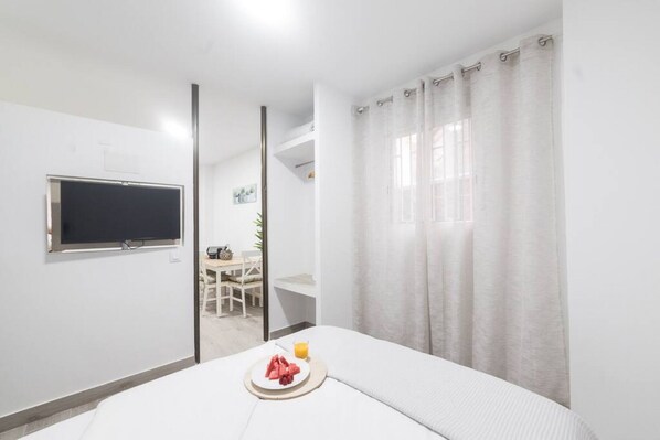 2 bedrooms, desk, iron/ironing board, WiFi