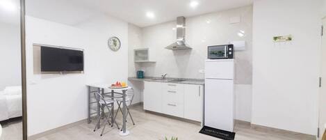 冷蔵庫、電子レンジ、コンロ、食器洗い機