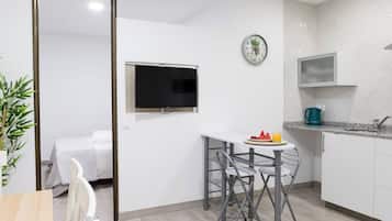 2 bedrooms, desk, iron/ironing board, WiFi