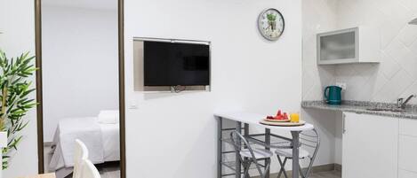 2 室のベッドルーム、デスク、アイロン / アイロン台、WiFi