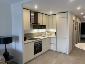 Fridge, microwave, oven, stovetop - Appartement Neuf et Climatisé Marines de Cogolin (Cogolin)